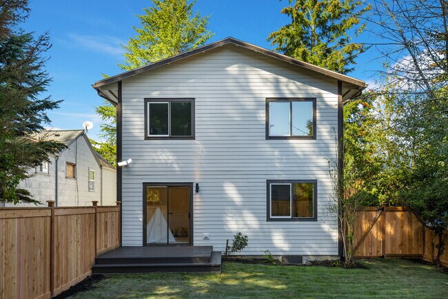 Building Photo - 129 N 136th St