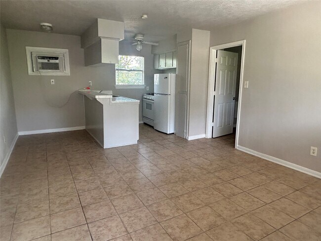 Building Photo - 8232 Glenview Dr