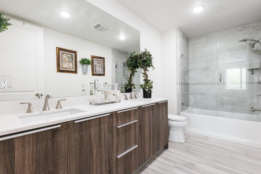 Building Photo - 5253 Vantage Ave