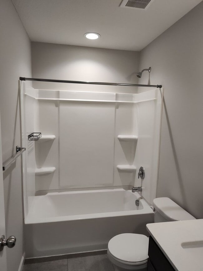Building Photo - Great 3 bedroom, 2 bathroom townhome