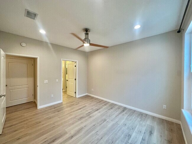 Building Photo - Second Floor Updated 2 BD / 2 BA In Carmel...