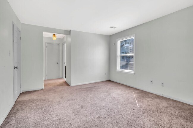 Building Photo - 302 Trinity Ct