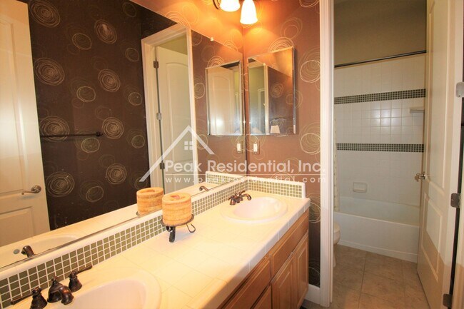 Building Photo - Very Nice 3bd/2ba With Bonus Room Elk Grove House with 2 Car Garage!