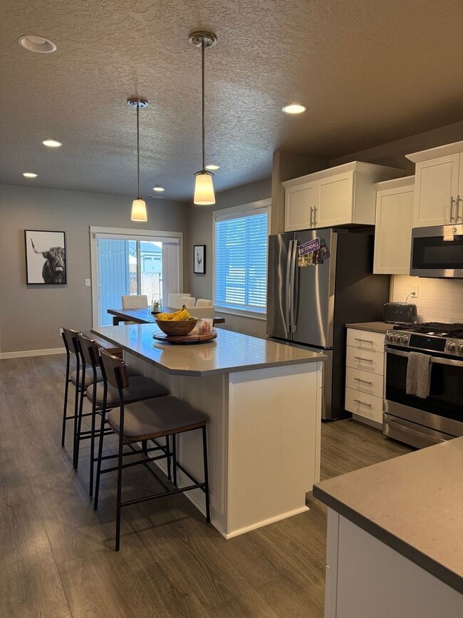 Building Photo - Beautiful 4-bdr with Bonus Loft and 3-car garage in Sisters!