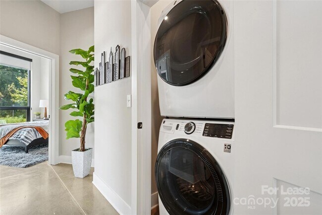 Building Photo - 110 Razades Wy