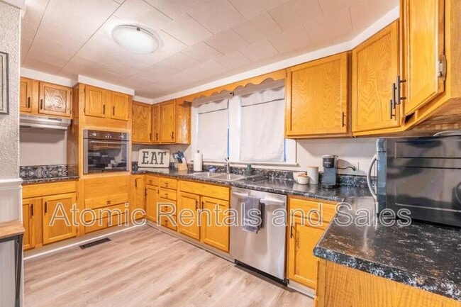 Building Photo - 703 W 2nd Ave