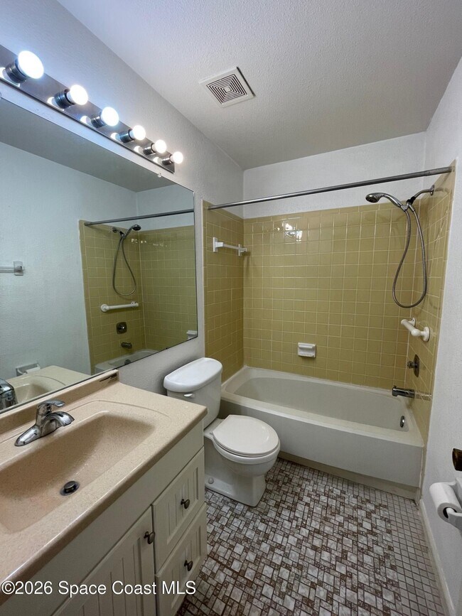 Building Photo - 997 Mariposa Dr NE