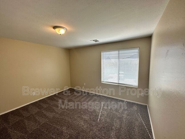 Building Photo - 2677 N Hawthorn Dr