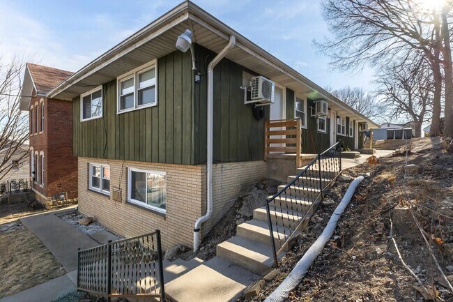 Primary Photo - 770 University Ave