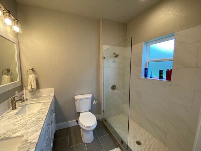 Building Photo - Beautiful 3/2 in Speegleville