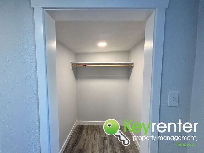 Building Photo - Cozy & Private 2Bed/1Bath Apartment with S...