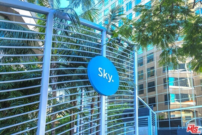 Building Photo - 801 S Grand Ave