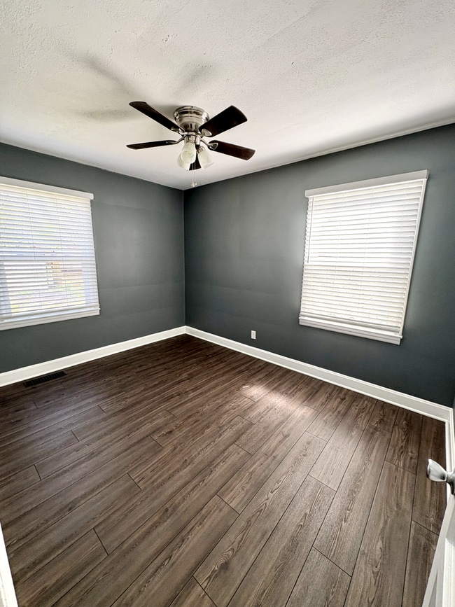 Building Photo - 2 Bedroom Pet Friendly Home For Rent in Hopkinsville!