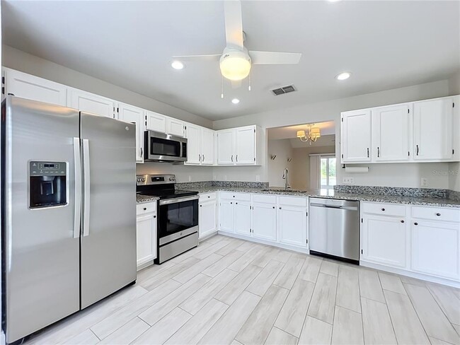 Building Photo - 900 W Charing Cross Cir