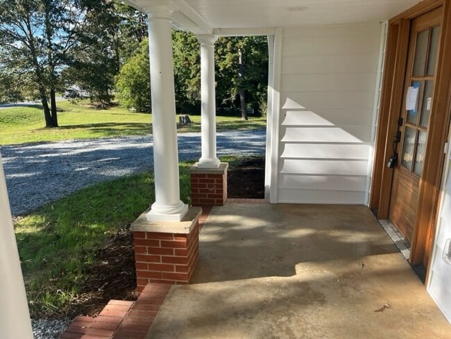 Building Photo - Modern Farmhouse for Rent in Browns Summit NC