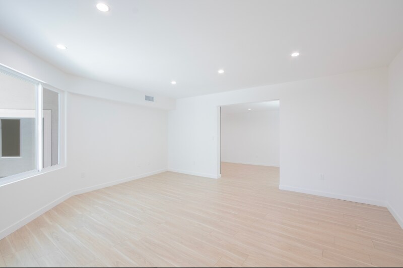 Building Photo - 1346 N Stanley Ave