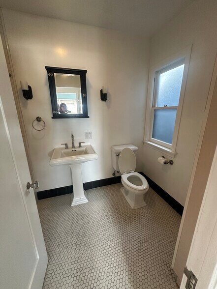 Building Photo - 612 N Plymouth Blvd