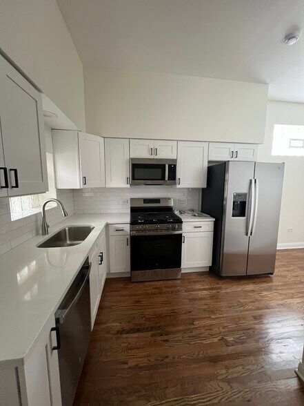 Primary Photo - 119 S Paulina St
