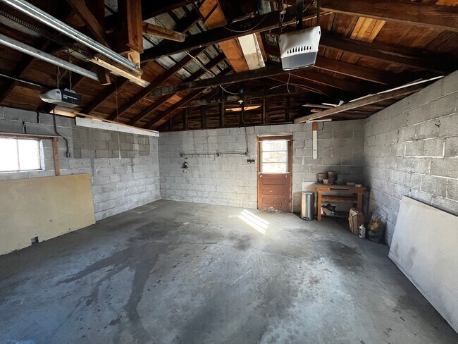 Building Photo - STUNNING BEECHMONT HOME WITH SOLAR PANELS ...