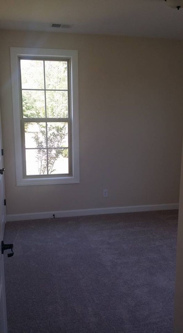 Building Photo - 5 bedroom 4 bath plus Bonus Room and Much More!!