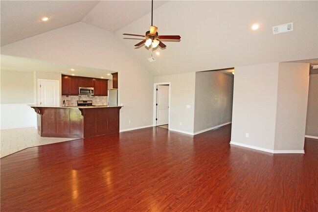 Building Photo - 902 SW Caprington St