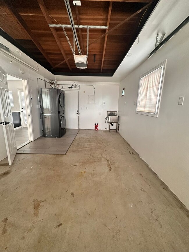 Building Photo - Don't miss out - Single family home close to the beach - LARGE yard, 2 bed 1 bath with bonus studio