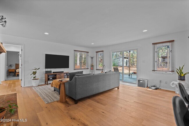 Building Photo - 85 Pine Lake Dr