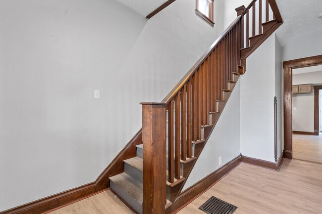 Building Photo - Large 4 Bedroom Home
