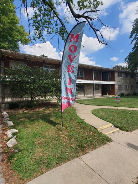 Building Photo - 1215 E Elm St