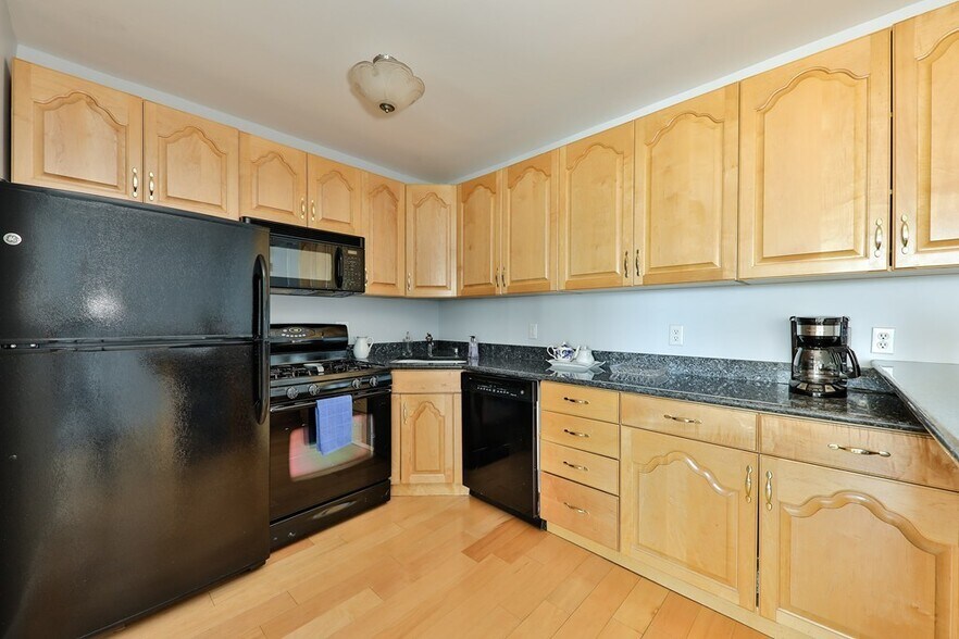 Building Photo - 65 E India Row