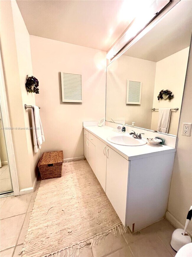 Building Photo - 6385 Bay Club Dr