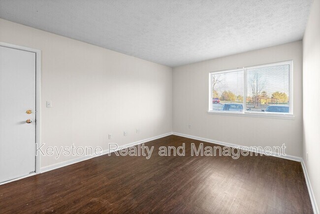 Building Photo - 225 Clara Dr