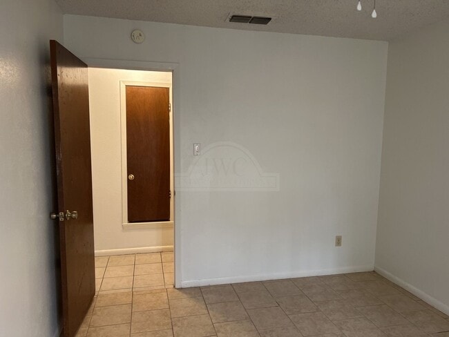 Building Photo - 2408 Carnation Dr