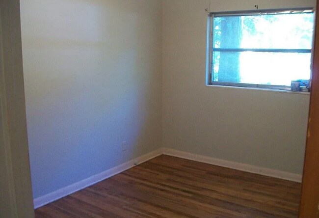 Building Photo - 1645 Airport Dr