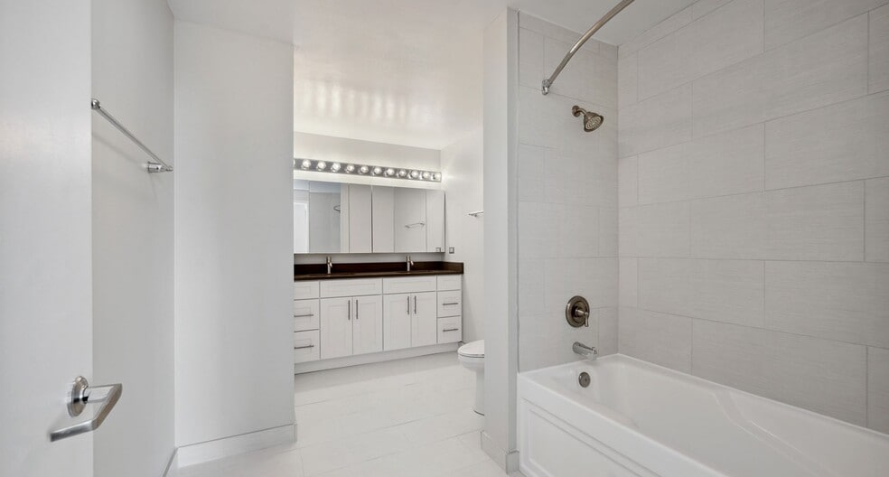 Building Photo - 601 N State St