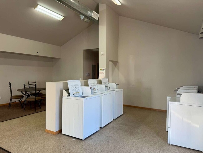 Building Photo - 3 Bed 2 Bath Condo