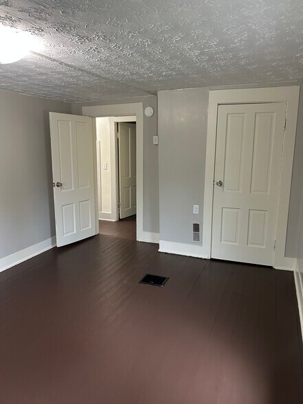 Building Photo - 2484 Lagonda Ave