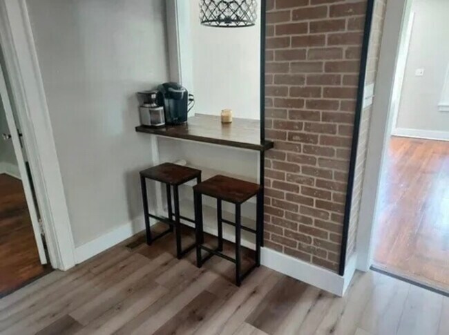 Building Photo - 719 S Market St