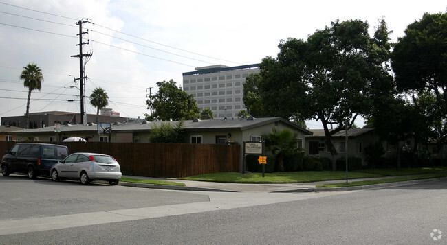 Primary Photo - Sheila Courtyard