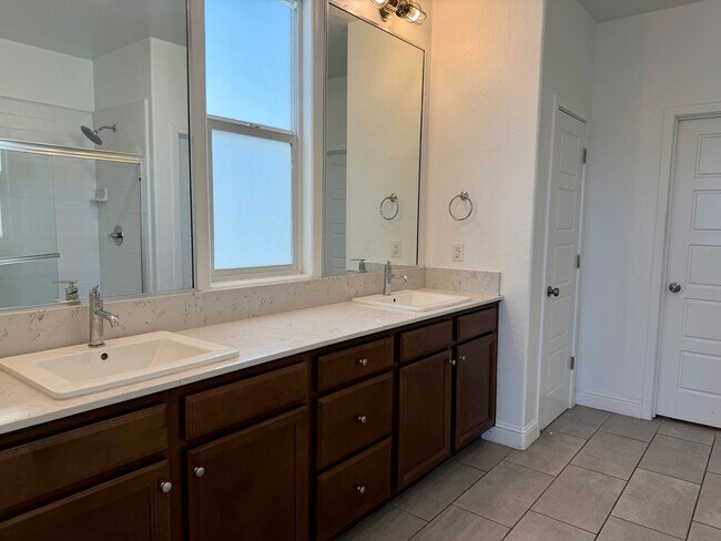 Building Photo - Spacious Next-Gen Lennar Home for Rent in the Clovis Unified School District