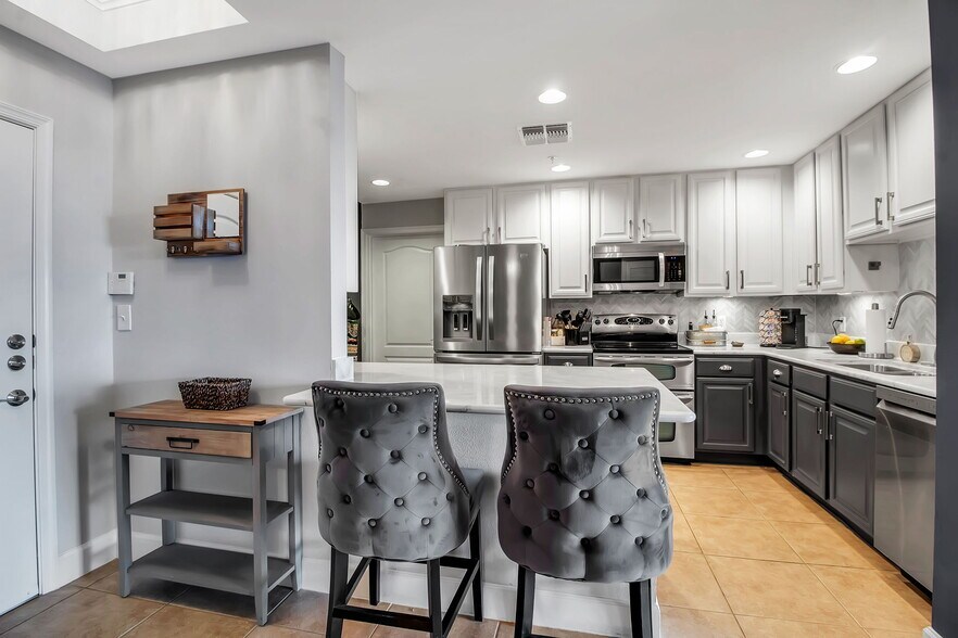 Building Photo - 808 3rd Ave W