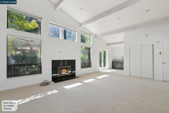 Building Photo - 660 La Casa Via