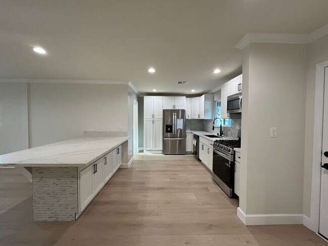 Building Photo - Upgraded + freshly prepped 3+2.5 in Granad...