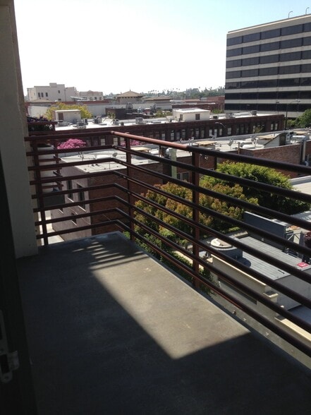 Building Photo - 125 N Raymond Ave