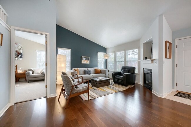 Building Photo - 2 BDR Gorgeous Updated Townhome with Huge Garden