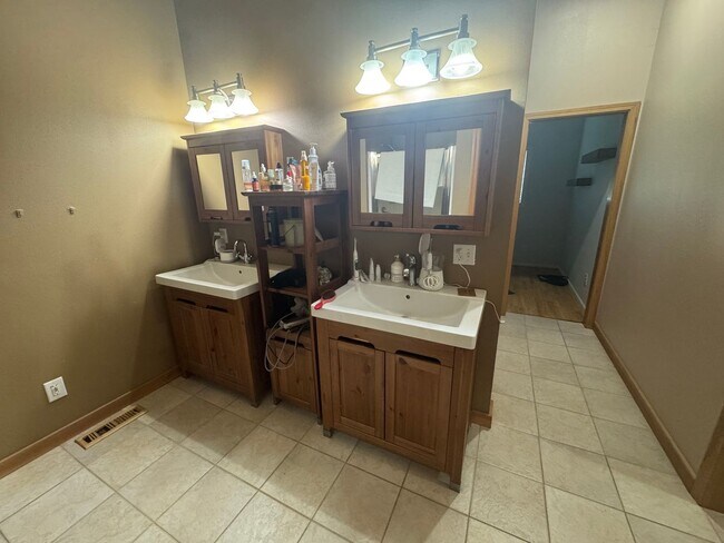 Building Photo - 3 Bed, 2 Bath in Anacortes WATER VIEW