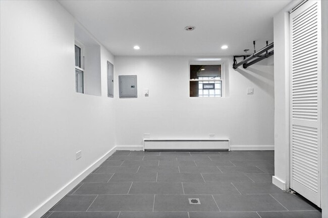 Building Photo - 2430 N Hamlin Ave