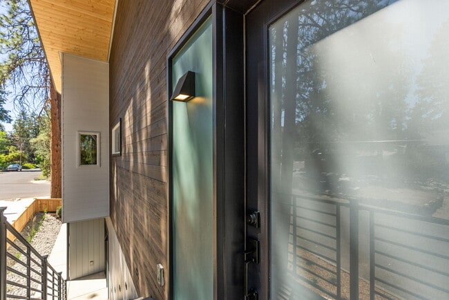 Building Photo - 960 NE Norton Ave