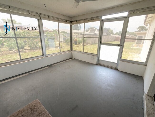 Building Photo - Large open 2/2/1 1378 Sq. Ft. with freshly...
