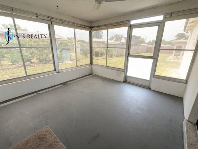 Building Photo - Spacious 2/2/1 1378 Sq. Ft. with freshly f...